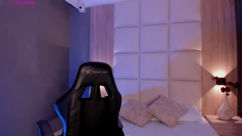 E M M A online show from 4, 12, 2025