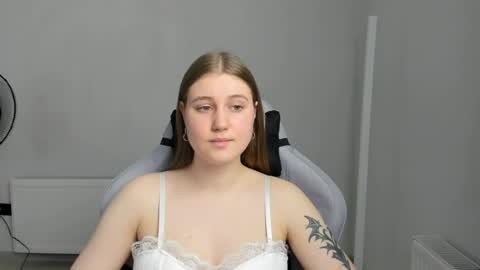 Snapshot of emma_sweettyy chatting on 18, 6, 2026 Emma online show from 18, 6, 2026
