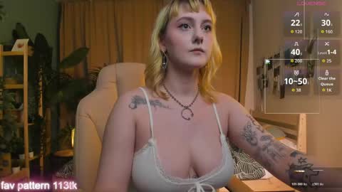 Snapshot of emma_thomps chatting on 30, 4, 2026 Rose online show from 30, 4, 2026