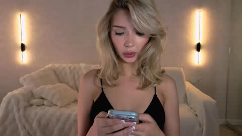 Snapshot of emmakeam_ chatting on 5, 5, 2026 Emma online show from 5, 5, 2026