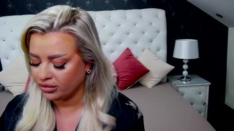 Snapshot of emmamavis chatting on 19, 12, 2024 Emma Mavis online show from 19, 12, 2024