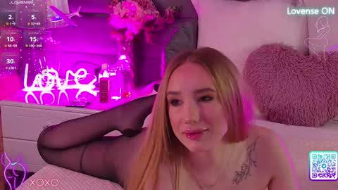 Snapshot of emmanaughtiness chatting on 28, 2, 2025 EmmaNaughtiness online show from 28, 2, 2025