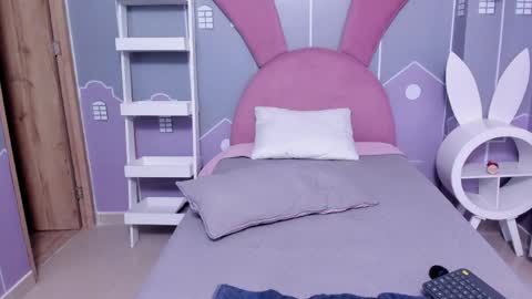 emmathompson__ online show from 12, 4, 2026