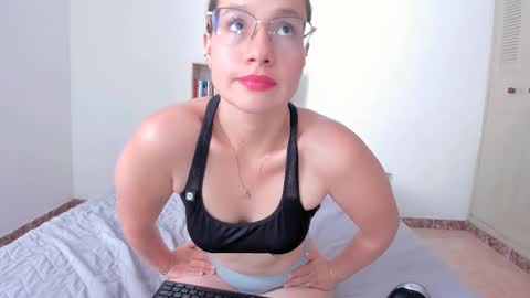 Snapshot of emmatorres9 chatting on 28, 12, 2024 Emma Torres online show from 28, 12, 2024