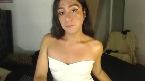 Snapshot of emmiily chatting on 5, 11, 2025 Emely online show from 5, 11, 2025