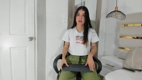 Snapshot of emy_ferrer_ chatting on 1, 7, 2026 EMY FERRER online show from 1, 7, 2026