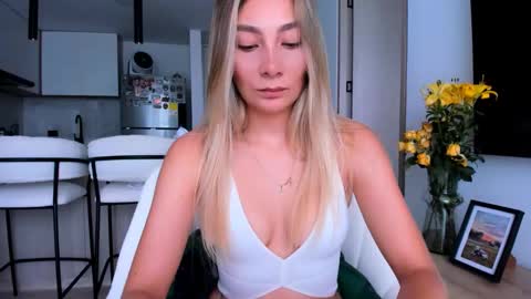 Snapshot of emyconneer chatting on 8, 1, 2025 emyconneer online show from 8, 1, 2025