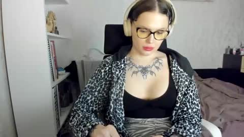 Snapshot of emydeliro chatting on 18, 4, 2026 emydeliro online show from 18, 4, 2026