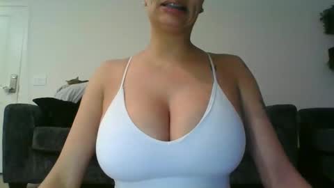 Snapshot of erin2025 chatting on 19, 11, 2025 erin2025 online show from 19, 11, 2025