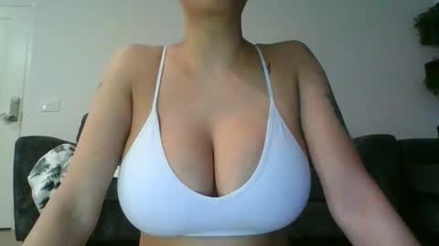 Snapshot of erin2025 chatting on 1, 12, 2025 erin2025 online show from 1, 12, 2025