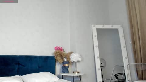 Snapshot of esme_runn chatting on 9, 11, 2025 Esme Runn online show from 9, 11, 2025