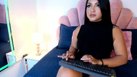 Snapshot of estrella_garcia chatting on 22, 4, 2026 Estrella Garcia online show from 22, 4, 2026