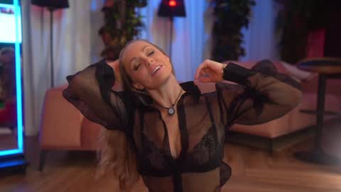 Snapshot of eva_fashionista chatting on 10, 10, 2025 Eva online show from 10, 10, 2025