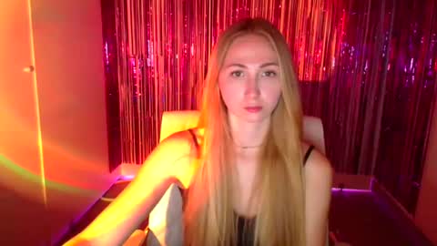 Snapshot of eva_oliviaa chatting on 8, 10, 2025 Eva online show from 8, 10, 2025