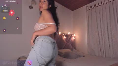 Snapshot of evabardot chatting on 11, 11, 2025 Eva Bardot online show from 11, 11, 2025