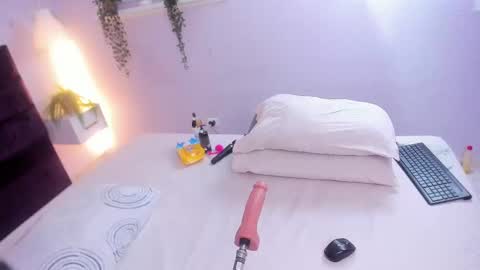 Snapshot of evahalston chatting on 10, 9, 2025 evahalston online show from 10, 9, 2025