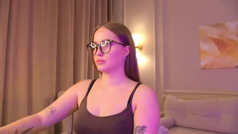 Snapshot of evahariss1 chatting on 6, 10, 2025 evahariss1 online show from 6, 10, 2025