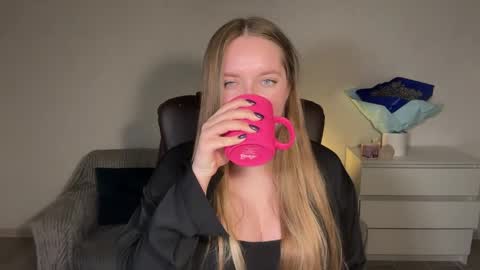 Snapshot of evajuly chatting on 18, 4, 2026 Eva online show from 18, 4, 2026