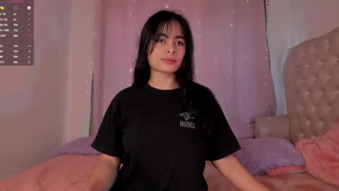 Snapshot of evelyn_evelyn chatting on 7, 1, 2025 evelyn evelyn online show from 7, 1, 2025