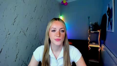 Snapshot of evelynblond chatting on 3, 6, 2026 evelynblond online show from 3, 6, 2026