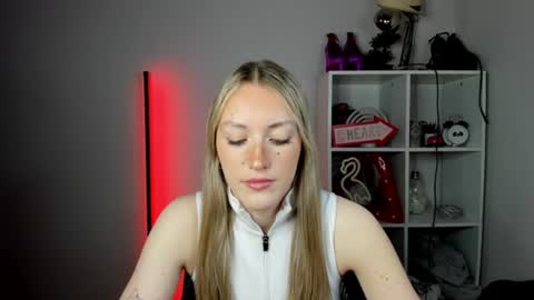 Snapshot of evelynblond chatting on 17, 6, 2026 evelynblond online show from 17, 6, 2026