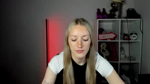 Snapshot of evelynblond chatting on 19, 6, 2026 evelynblond online show from 19, 6, 2026
