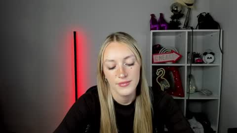 Snapshot of evelynblond chatting on 24, 6, 2026 evelynblond online show from 24, 6, 2026