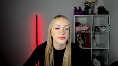 Snapshot of evelynblond chatting on 25, 6, 2026 evelynblond online show from 25, 6, 2026