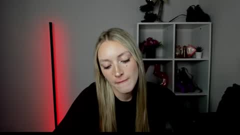 Snapshot of evelynblond chatting on 6, 7, 2026 evelynblond online show from 6, 7, 2026