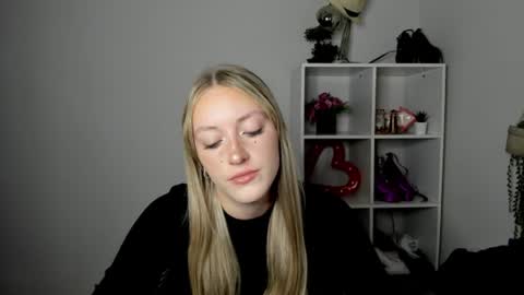 Snapshot of evelynblond chatting on 16, 7, 2026 evelynblond online show from 16, 7, 2026