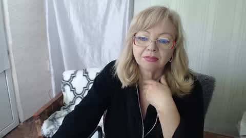 Snapshot of evelynloveshy chatting on 25, 4, 2026 BarbaraBlondy online show from 25, 4, 2026