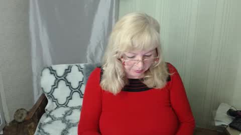 Snapshot of evelynloveshy chatting on 4, 5, 2026 BarbaraBlondy online show from 4, 5, 2026