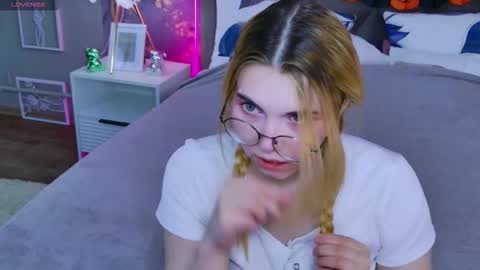 Snapshot of evie_val chatting on 2, 11, 2025 evie_val online show from 2, 11, 2025