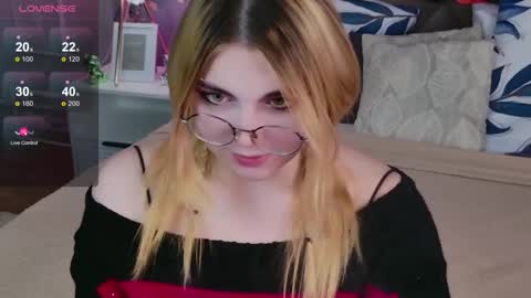 Snapshot of evie_val chatting on 7, 11, 2025 evie_val online show from 7, 11, 2025