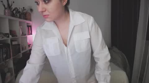 Snapshot of eviecuster chatting on 23, 10, 2025 Im gonna be on in 2 hours online show from 23, 10, 2025