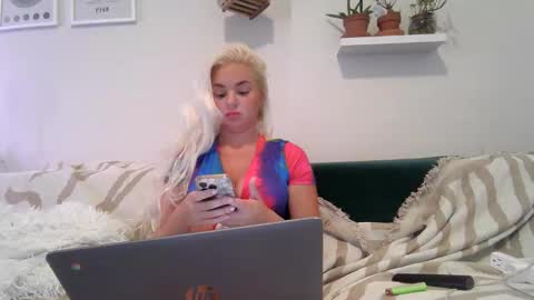Snapshot of evillers1 chatting on 4, 5, 2026 Badblondebunny online show from 4, 5, 2026