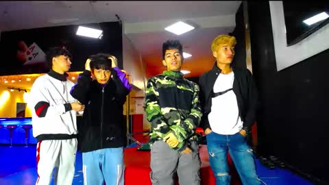 extrangers online show from 7, 10, 2025