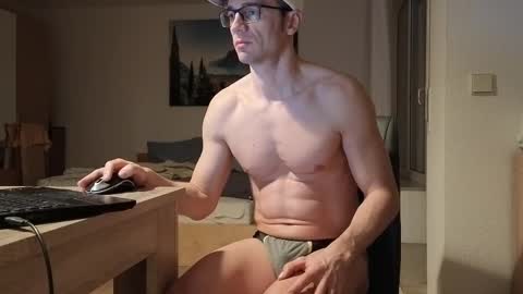 Snapshot of f24570a chatting on 4, 3, 2025 Mick online show from 4, 3, 2025