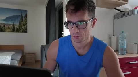 Snapshot of f24570a chatting on 20, 10, 2025 Mick online show from 20, 10, 2025