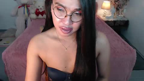 Layla online show from 17, 2, 2025