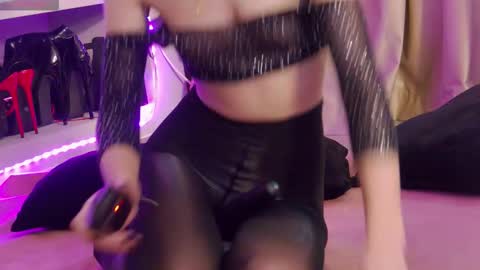 Snapshot of feetvibe chatting on 10, 10, 2025 FeetVibe online show from 10, 10, 2025