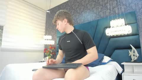 Snapshot of femboy_max chatting on 4, 5, 2026 Femboy Max online show from 4, 5, 2026
