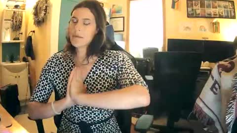 Snapshot of femme_en_fleur chatting on 2, 6, 2026 femme_en_fleur online show from 2, 6, 2026