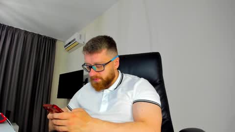 FindomGuyXXX online show from 16, 4, 2026