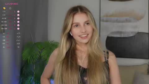 Snapshot of fluffy_angel chatting on 21, 9, 2025 Adeline online show from 21, 9, 2025