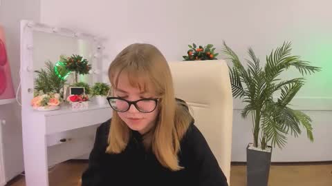 Snapshot of forest__song chatting on 18, 10, 2025 Sophia online show from 18, 10, 2025