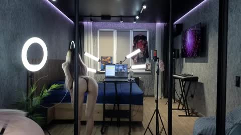 Karina and  online show from 15, 4, 2026