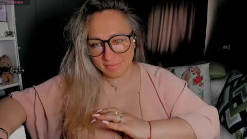 Snapshot of foxxxy__lady chatting on 22, 4, 2026 Kris online show from 22, 4, 2026