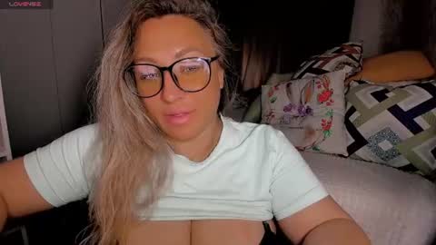Snapshot of foxxxy__lady chatting on 25, 6, 2026 Kris online show from 25, 6, 2026