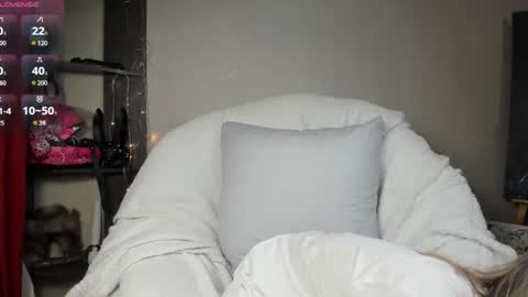Snapshot of foxy_blond chatting on 1, 2, 2025 Foxy online show from 1, 2, 2025
